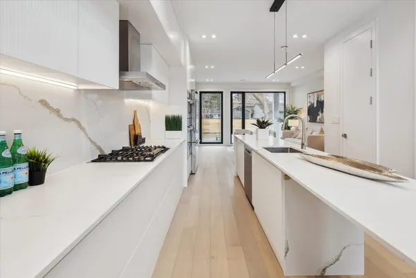 Custom closet system integrated handles Toronto